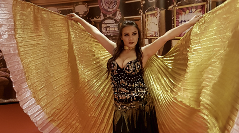 Buikdanseressen ook af en toe hun kusten vertonen